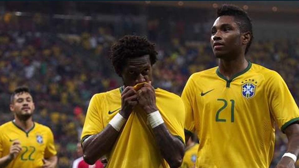 Tim nasional Brasil terpaksa berlatih di bawah sinar lampu truk akibat lampu stadion padam. - INDOSPORT